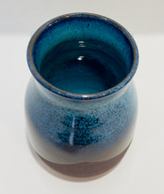 Load image into Gallery viewer, 7&quot; Vase - Flowing Blue over Coffee Clay
