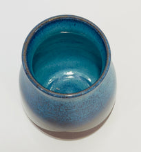 Load image into Gallery viewer, 7&quot; Vase - Flowing Blue over Coffee Clay
